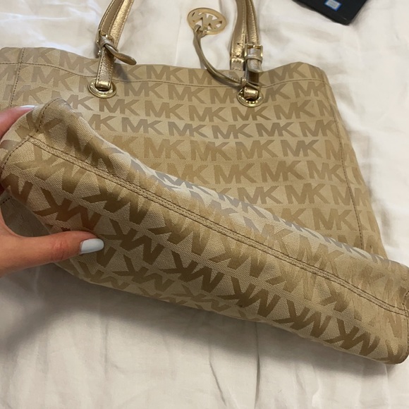 Michael Kors signature canvas jet set tote - Picture 10 of 11